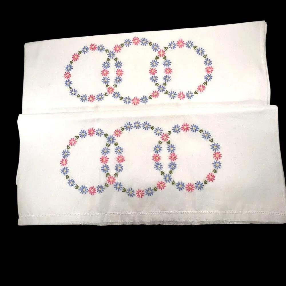 Vtg Handmade Embroidered Daisy Pillowcases Set of 2 Wreaths Pink Blue Circles